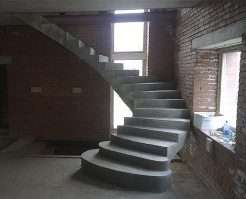 установка овальной бетонной лестницы