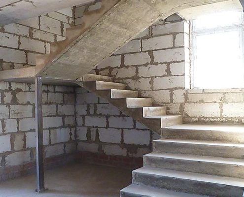 установка бетонной лестницы квадратной