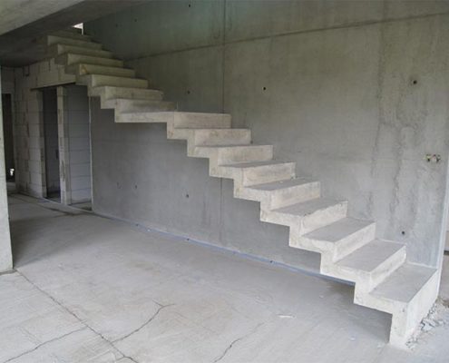 пряма бетонная лестница