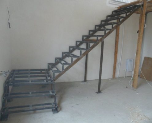 монтаж простой лестницы из металла
